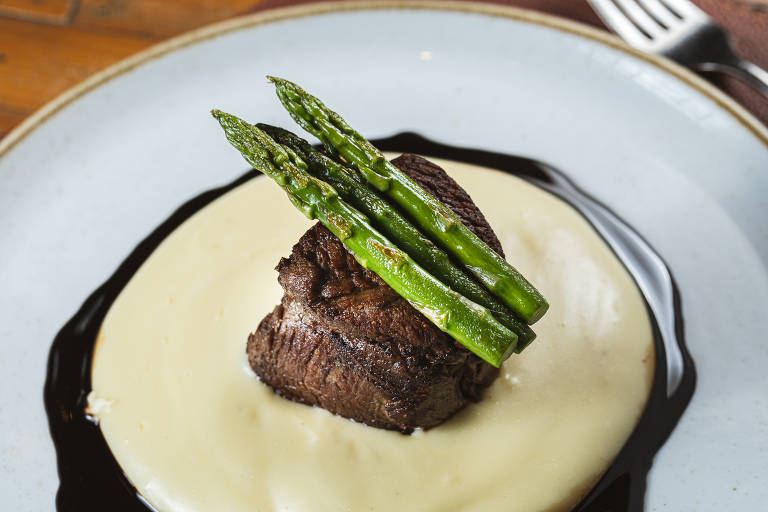 Medalhão de filé-mignon com aligot e aspargos do Sal Gastronomia, restaurante do chef Henrique Fogaça