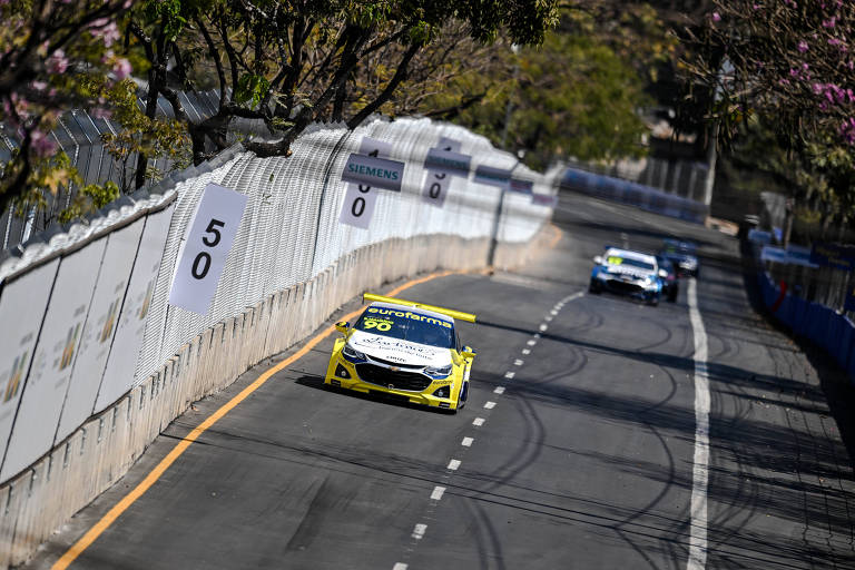 Sob protestos, Stock Car realiza primeira prova em circuito de rua de BH