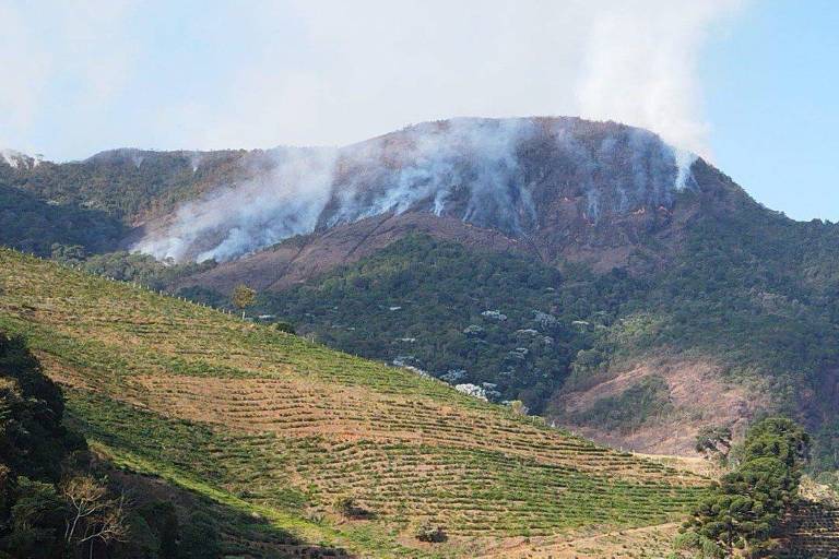 Incêndios em MG atingem áreas de conservação, afetam aulas e fazem consumo de água disparar