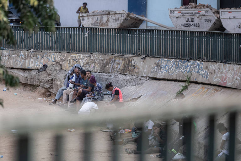 Usuários de droga se espalham, tomam praça na 23 de Maio e retornam para cracolândia original