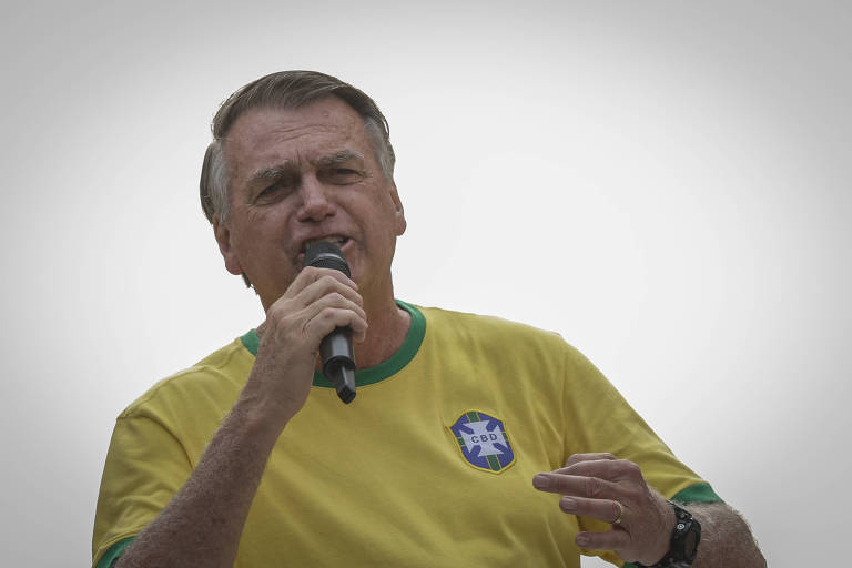 Inelegível, Bolsonaro pede voto para candidatos de Norte a Sul do país