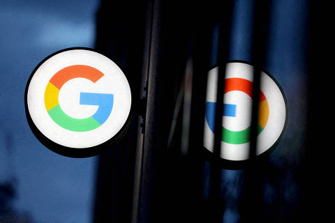 FILE PHOTO: The logo for Google is seen at the Google Store Chelsea in Manhattan, New York City, U.S., November 17, 2021. REUTERS/Andrew Kelly/File Photo ORG XMIT: FW1