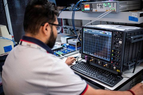 Kumar Jyoti, a hardware designer, tests a recently launched Amazon artificial intelligence processor that aim to tackle Nvidia and the chips made by the other hyperscalers such as Microsoft and Google at an Amazon lab in Austin, Texas, U.S., July 19, 2024. REUTERS/Sergio Flores ORG XMIT: HFS-GGGAUS100