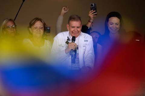 (FILES) Venezuelan presidential candidate Edmundo Gonzalez (C) speaks to students next to his wife Mercedes Lopez (2nd-L) and Venezuelan opposition leader Maria Corina Machado (R) during a campaign rally at the Central University of Venezuela in Caracas on July 14, 2024. Edmundo González Urrutia, Nicolás Maduro's rival in his questioned reelection, asked the attorney general on Wednesday to avoid a political persecution, when he is required by a justice system pointed out by the opposition of serving Chavism. (Photo by Gabriela Oraa / AFP)