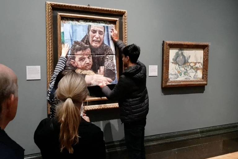 Ativistas pró-palestinos cobrem obra de Picasso com foto de Gaza em Londres