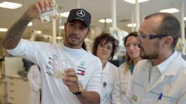 Formula 1 Fuel: Lewis Hamilton analysing PETRONAS Syntium with CoolTech