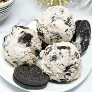 Cookies and cream ice cream scoops in a plate.