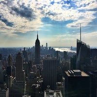 รูปภาพถ่ายที่ Top of the Rock Observation Deck โดย Lisa เมื่อ 10/16/2016