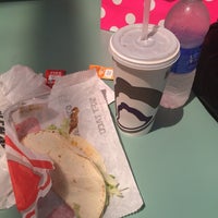 Photo taken at Taco Bell by Dania A. on 8/7/2014