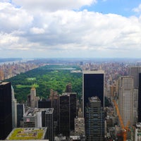 รูปภาพถ่ายที่ Top of the Rock Observation Deck โดย Chun เมื่อ 7/5/2013