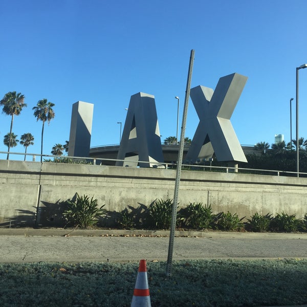 รูปภาพถ่ายที่ ท่าอากาศยานนานาชาติลอสแอนเจลิส (LAX) โดย Joseph M. เมื่อ 7/25/2015