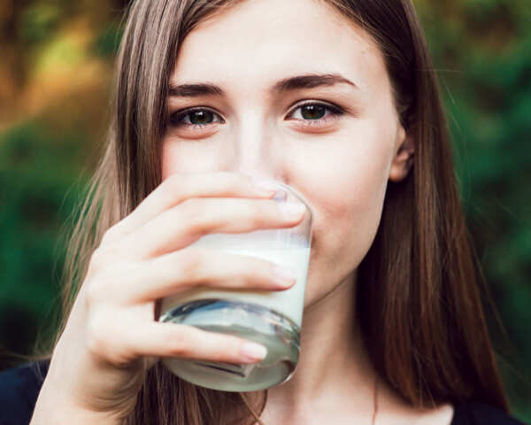 8 Powerful Health Benefits Of Drinking Milk