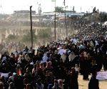 Thousands of displaced Palestinians return to Gaza