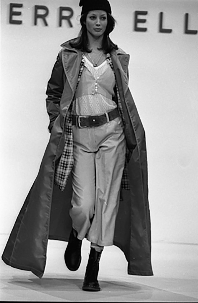 90s shoe and fashion trends, Perry ellis, spring 1993, Christy turlington, runway, Outtake; Model on the runway of Marc Jacob's iconic grunge collection for the Perry Ellis spring 1993 Ready-To-Wear collection on November 3, 1992 in New York...Article title: "New York's Motley Crew"