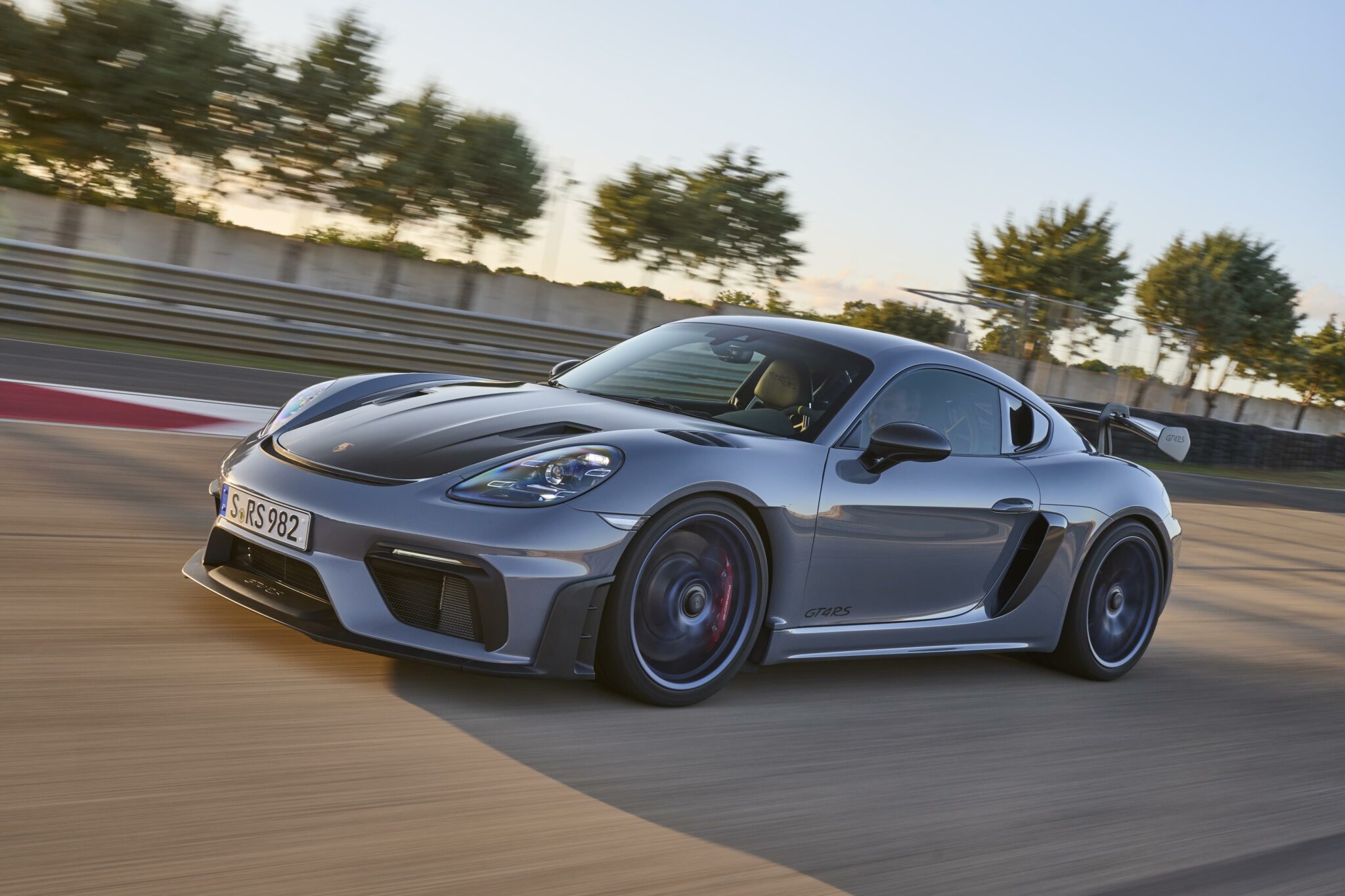 Porsche 718 Cayman GT4 RS, la nuova sportiva a motore centrale cambia passo