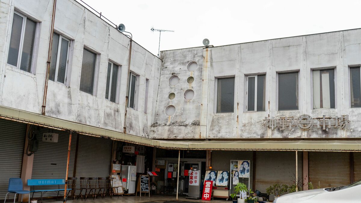 【取材】廃墟寸前の市場に行列ができる…ポツンと1軒だけ残る｢親子の小さな食堂｣が地元で50年間愛され続ける理由 父の味を守り続ける息子(47)と母(76)の親子愛