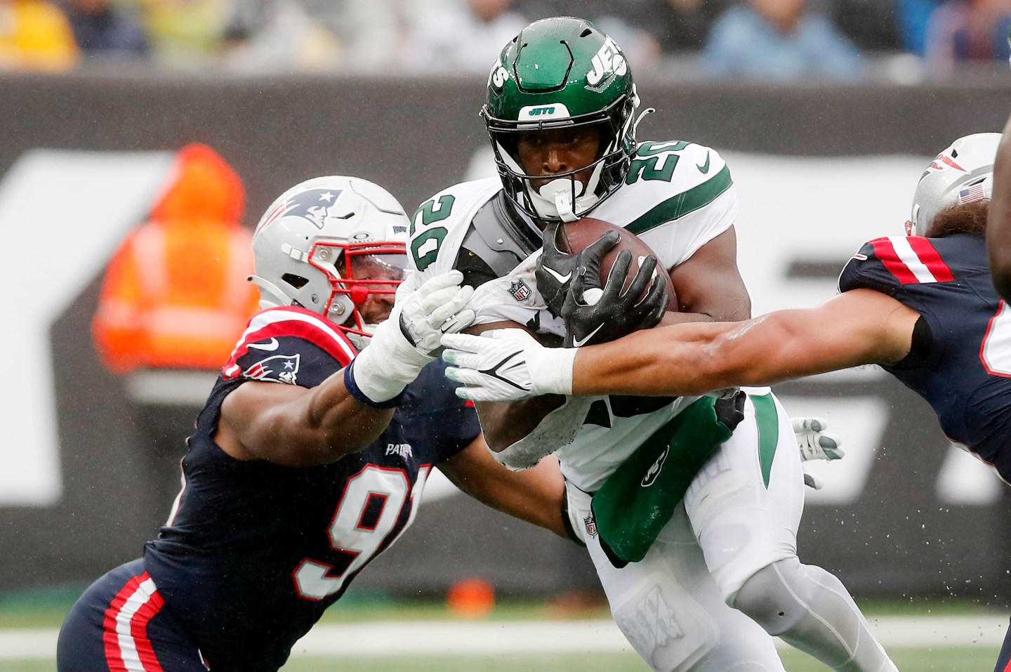 EAST RUTHERFORD, NEW JERSEY &#8211; SEPTEMBER 24: (NEW YORK DAILIES OUT)  Breece Hall #20 of the New York Jets in action against the New England Patriots at MetLife Stadium on September 24, 2023 in East Rutherford, New Jersey. The Patriots defeated the Jets 15-10.  (Photo by Jim McIsaac/Getty Images)