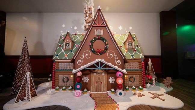 Duff Goldman unveils gingerbread lodge at Great Wolf Lodge Maryland for charity challenge (Great Wolf Lodge Maryland)