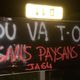 Les Jeunes agriculteurs des Pyrénées-Atlantiques ont baché et taggé des panneaux, dans la nuit du 3 au 4 octobre.