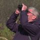 Le naturaliste de la LPO Alsace, Daniel Nasshan, observe à la jumelle les oiseaux sur le site naturel de Moos à Wittelsheim (Haut-Rhin).