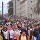 Le cortège du Carnaval étudiant de Caen déambule dans la rue du Gaillon.