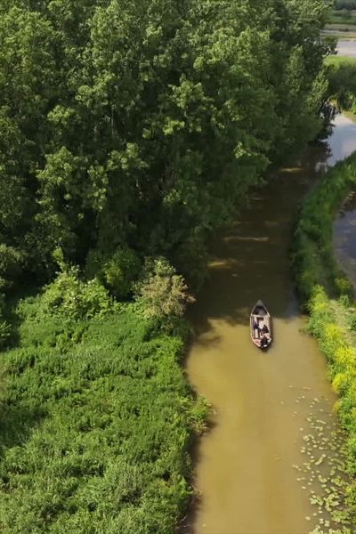 Le marais audomarois s'étend sur 15 communes du Pas-de-Calais et du Nord et couvre une surface de 37 km², ce qui en fait la plus vaste zone humide de la région.