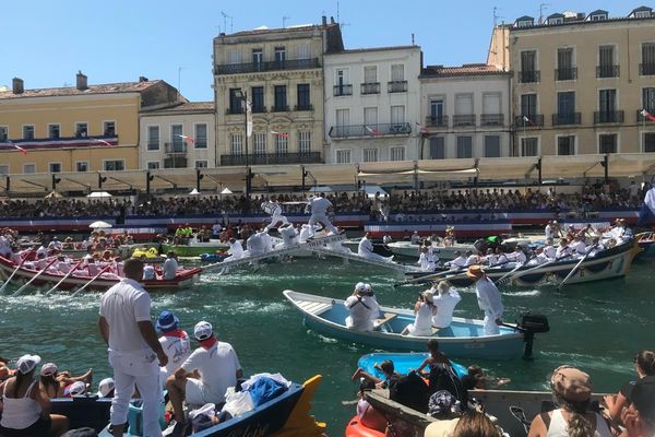 Juchés sur la tintaine en haut des barques, équipés d'une lance et d'un pavois, les jouteurs aspirent tous à remporter la Saint-Louis de Sète.