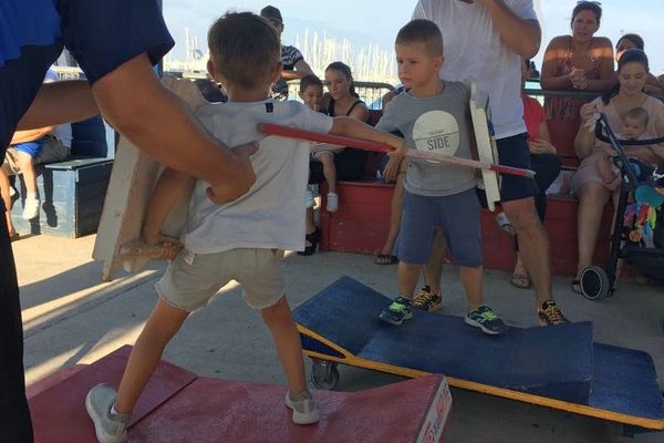 Il n'y a pas d'âge pour jouer aux joutes, à l'école de Sète, ils s'entraînent dès trois ans - 22 août 2018