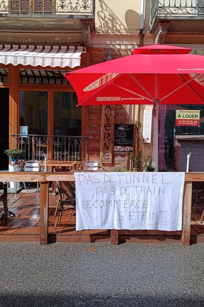 Les commerçants de Tende protestent contre la fermeture pour travaux du train des Merveilles qui relie Nice à leur commune.