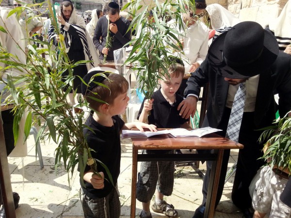 children-Sukkot-four-kinds-arba-minim