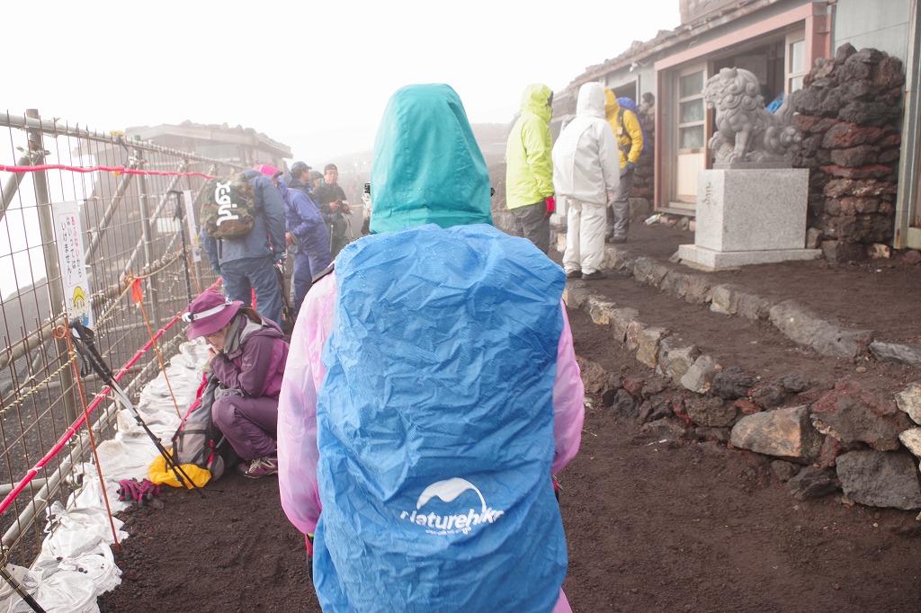 富士山頂上は雨