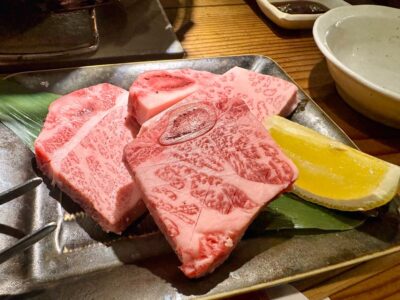 焼肉万両 南森町店の黒毛和牛骨付き三角カルビ