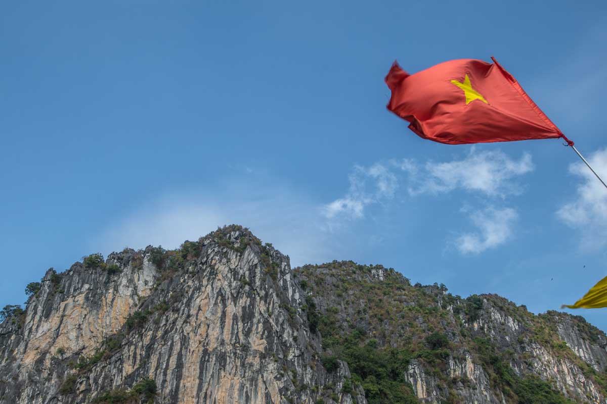 Halong Bay cruise - Vietnam flag