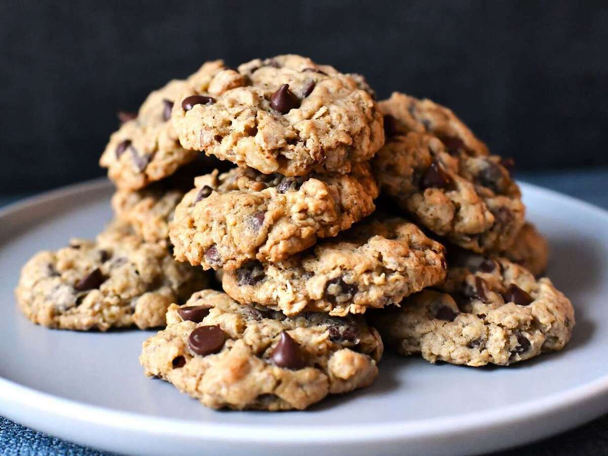 chocolate-chip-oatmeal-cookies-recipe