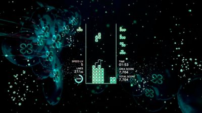 لقطة شاشة من Tetris Effect Connected يظهر بها عرض لتجربة لعب مع خلفية لقنديل بحر أخضر مضيء