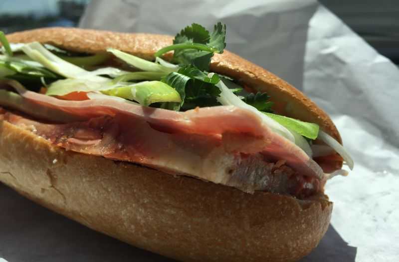 banh mi (Vietnamese Food - Beginer guide to Vietnam)