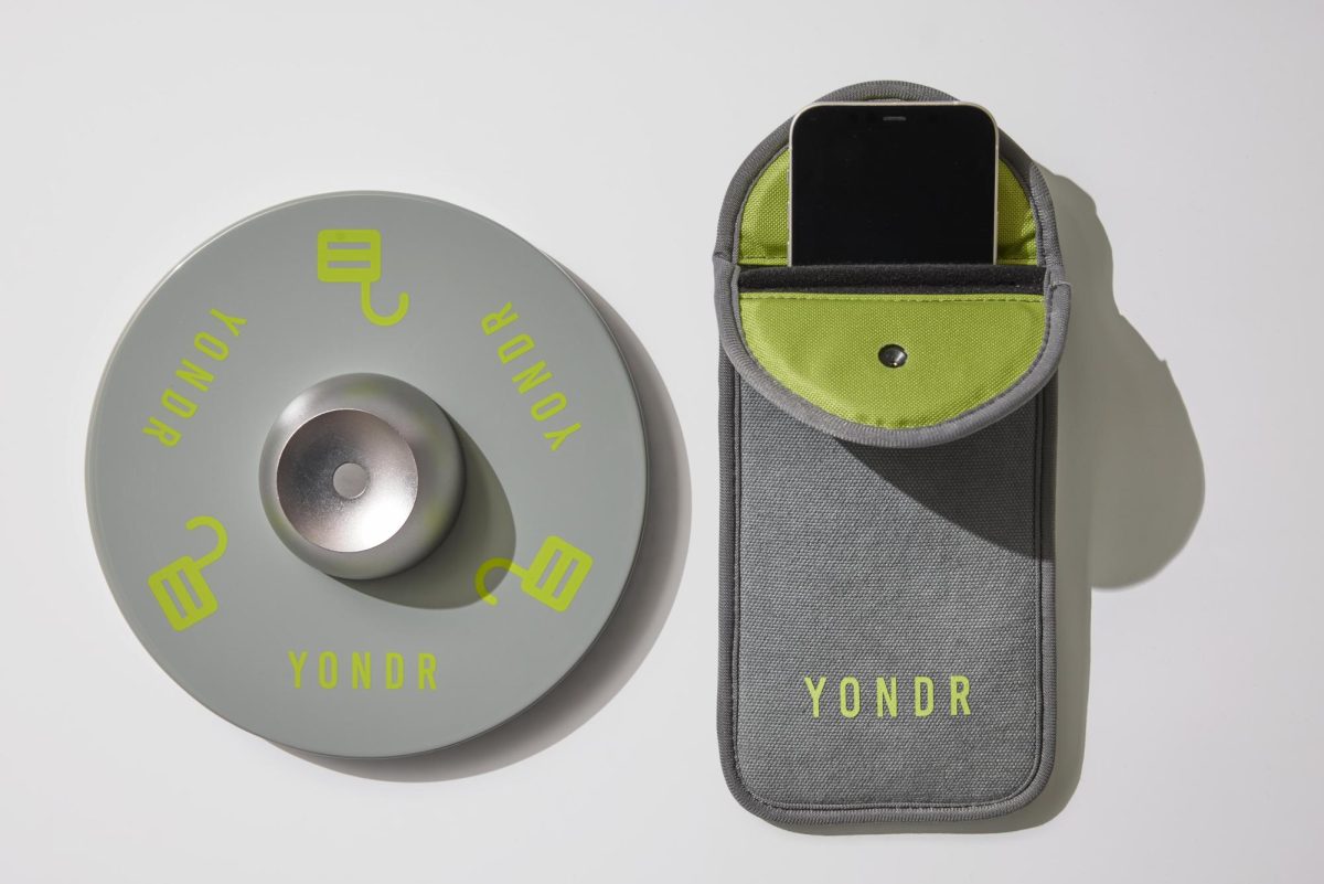 Yondr pouch and associated locking mechanism.
