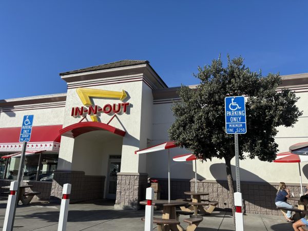 A picture of In-N-Out's exterior during the bright sunny day.