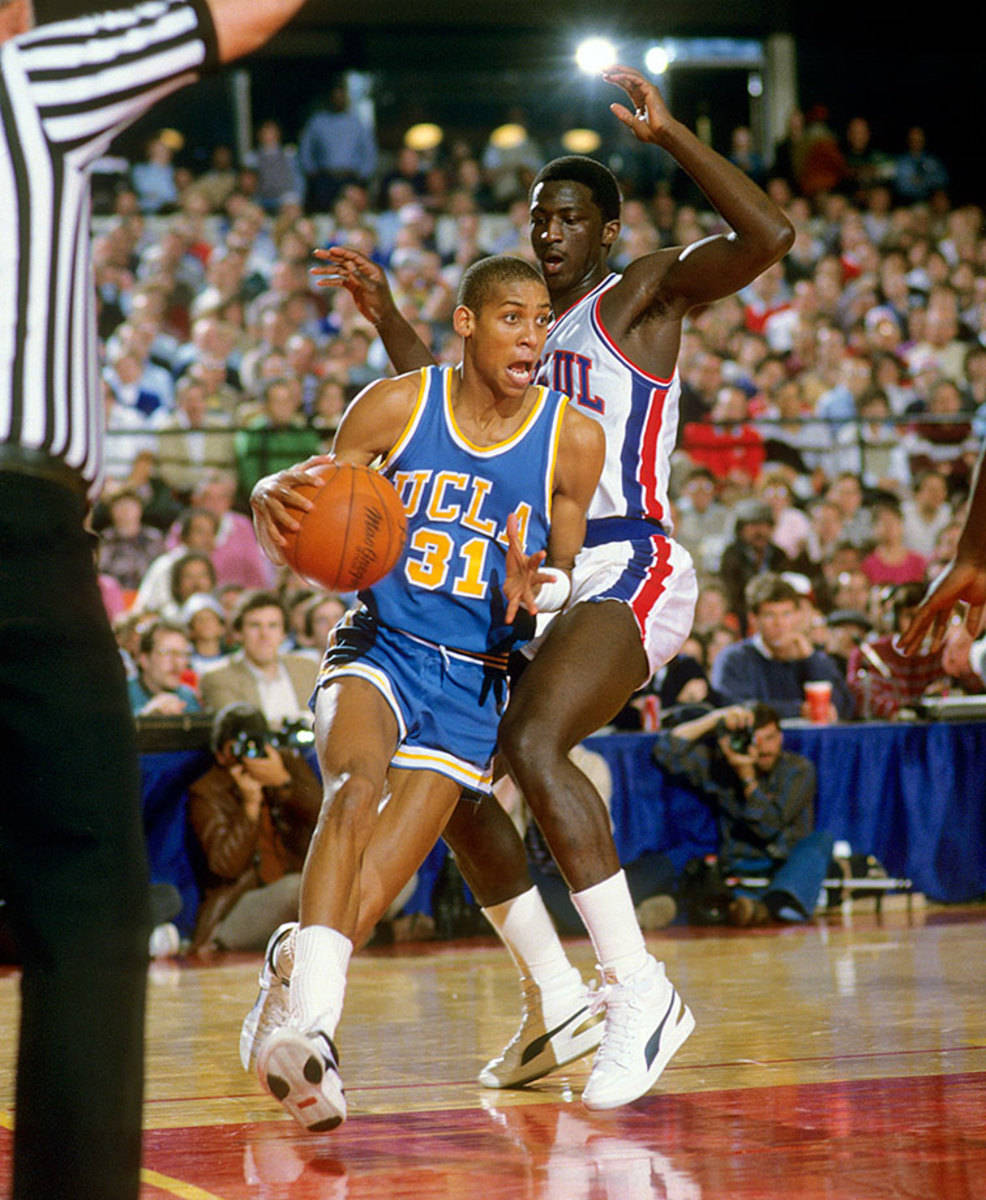 Ucla Basketball Legend Reggie Miller In Action. Wallpaper