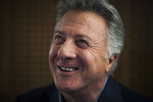 Dustin Hoffman Holding Oscar Award Wallpaper