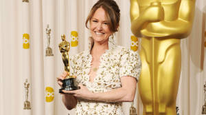 Melissa Leo Triumphantly Holding Her Oscar Trophy. Wallpaper