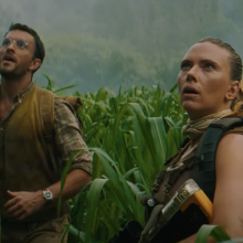 Jonathan Bailey and Scarlett Johannsson in "Jurassic World Rebirth."