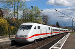 DB: Nicht mehr all zu lange Zeit werden die ICE das historische Bahnhofsgeb�ude Haltingen passieren.