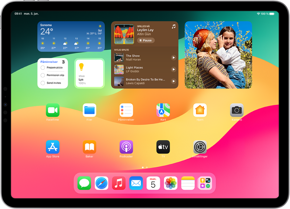 Hjem-skjermen på iPad. Øverst på skjermen vises widgetene Været, Påminelser, Hjem, Musikk og Bilder. Påminnelser-, Hjem- og Musikk-widgeter som viser interaktive funksjoner.