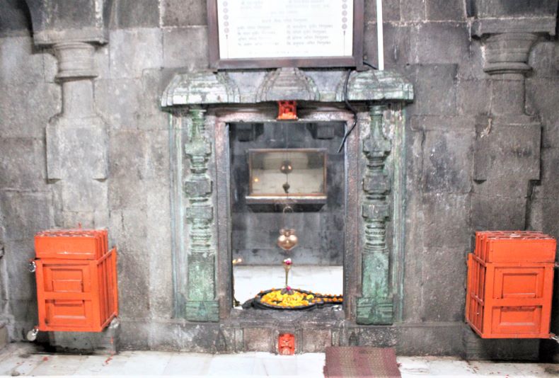 The entrance to the garbhagṛha.