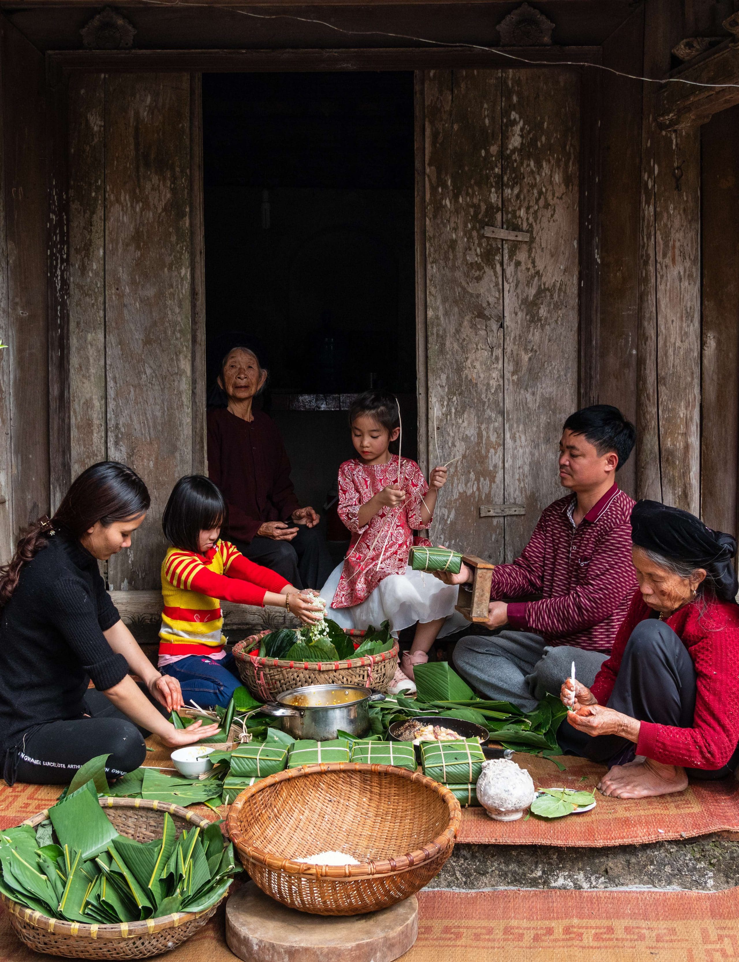 Bánh chưng: Những chiếc bánh chưng truyền thống là một phần không thể thiếu trong mỗi dịp Tết đến xuân về. Với hàng trăm năm truyền thống, bánh chưng hơn bao giờ hết đã trở thành một biểu tượng văn hóa đậm đà cho người Việt. Hãy thưởng thức hình ảnh những chiếc bánh chưng hấp dẫn để cảm nhận đầy đủ tinh hoa của nghệ thuật ẩm thực Việt Nam.