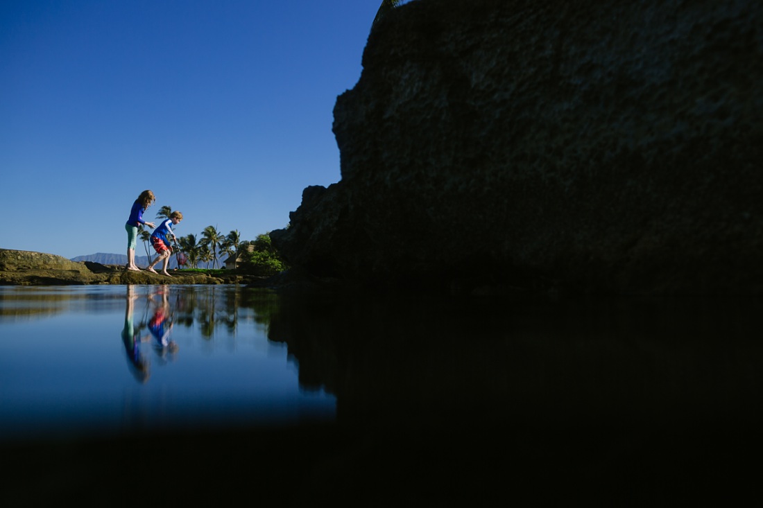 siblings explore tidepools in koolina oahu