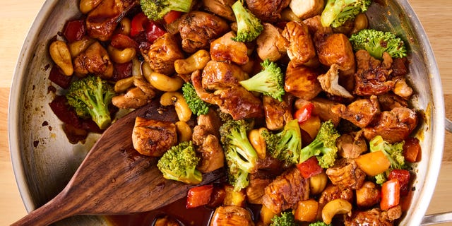 chicken stir fry with broccoli, cashews, and red pepper