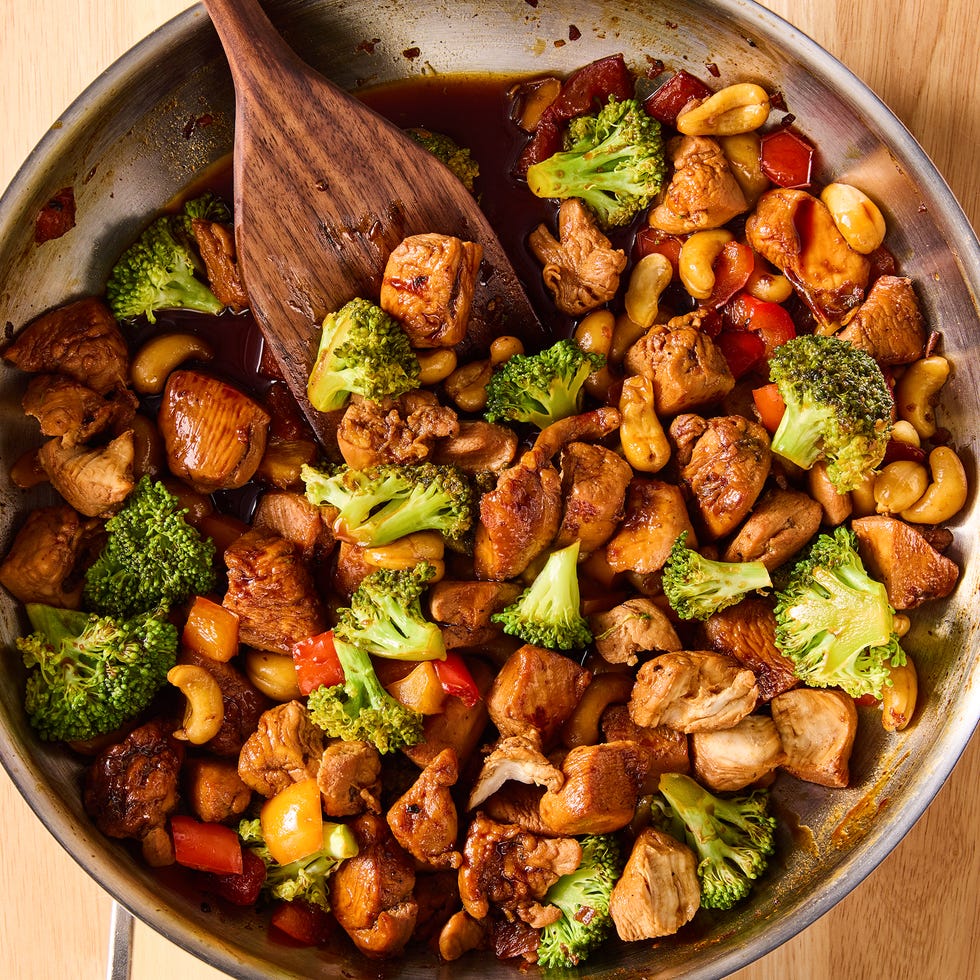 chicken stir fry with broccoli, cashews, and red pepper