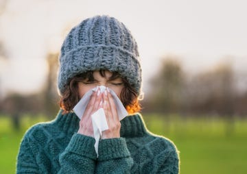 does going outside with wet hair make you sick